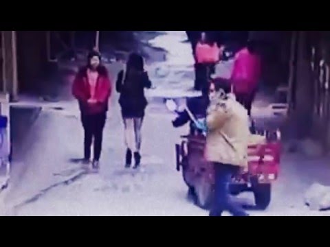 بالفيديو شاب يعتدي على فتاة في الشارع