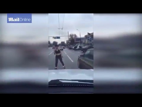 شاهد فتاة سكرانة توقف سيارة وترقص أمامها