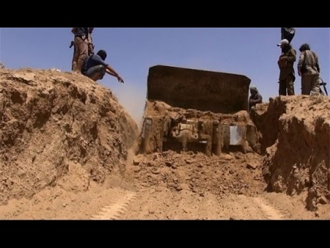 شاهدداعش يعدم خمسة مدنيين سحقًا بجرافة