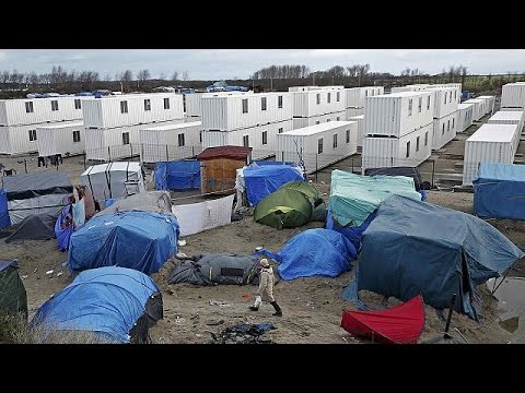 شاهد السلطات الفرنسية تقيم مخيمًا مؤقتًا من الحاويات قرب مخيم الغابة في كاليه