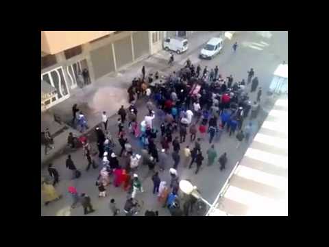 شاهد شخص يذبح شابًا من الوريد إلى الوريد