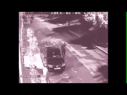 شاهد سرقة مواطن والاعتداء عليه بسيف