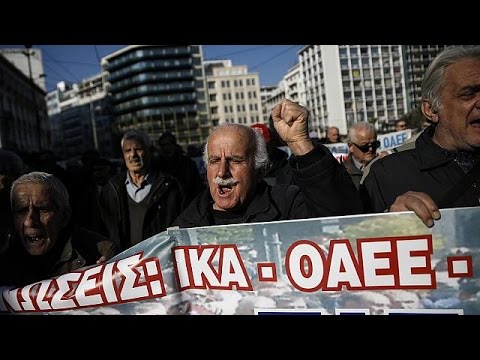 شاهدآلاف اليونانيون يتظاهرون في آثينا