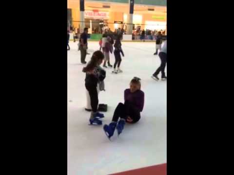 شاهد  لحظة سقوط دومينيك حوراني أثناء تزلجها على الجليد