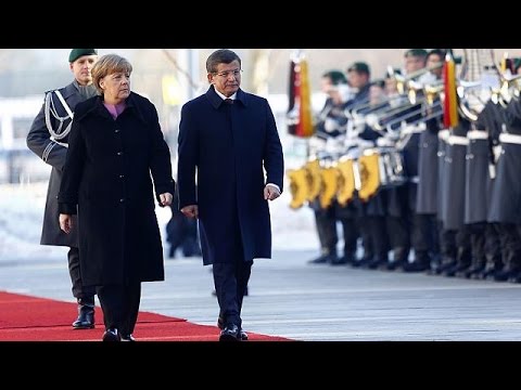 بالفيديو داوود أوغلو يصل برلين لإجراء محادثات بشأن أزمة اللاجئين