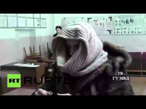 شاهد شرطي متنكر يلقي القبض على لص ذي سوابق