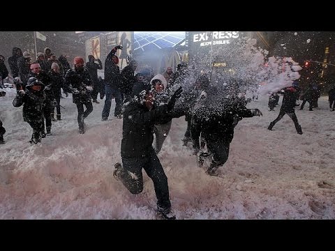 شاهد وفاة 20 شخصًا بسبب عواصف ثلجية