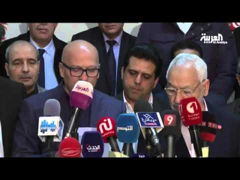 شاهد الرئيس التونسي يلتقي عائلة الشاب الذي فجر الاحتجاجات