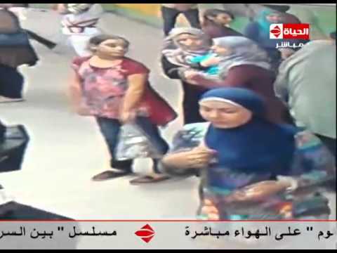 شاهد فتاة تسرق حقيبة منتقبة في محطة مترو الأنفاق