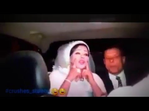 شاهد عروسان يشعلان مواقع التواصل بزفتهما داخل سيارة