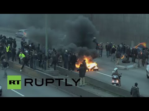 شاهد سائقو الأجرة يشلون حركة السير في باريس
