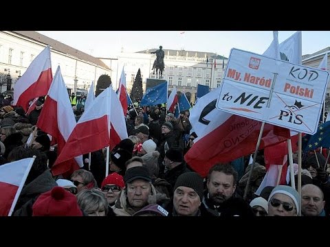 شاهد بروكسل تهدد بوضع بولندا تحت المراقبة