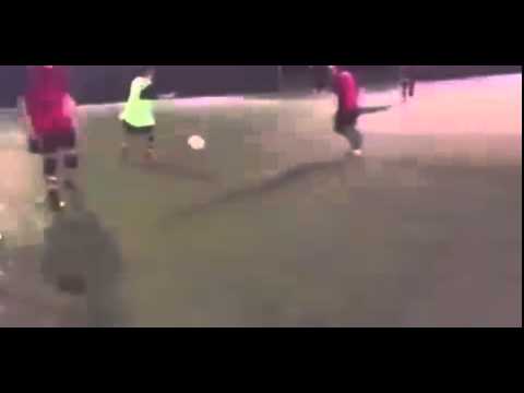 شاهد لاعب كرة قدم يبكي بعد تعرضه لكوبري