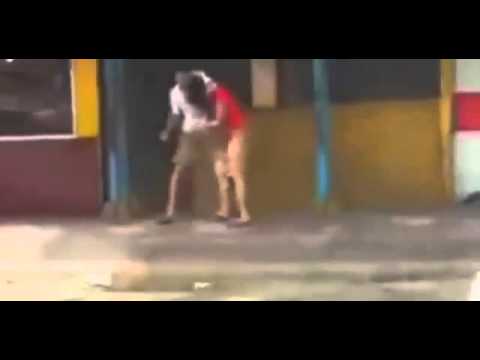 بالفيديو رجل يحتجز فتاة لطعنها في الفلبين