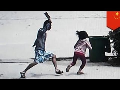 فيديورجل مجنون يهاجم أطفال المدرسة