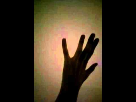 الكهرباء تخرج من أصابع شاب عند اقترابه من بحيرة متجمدة