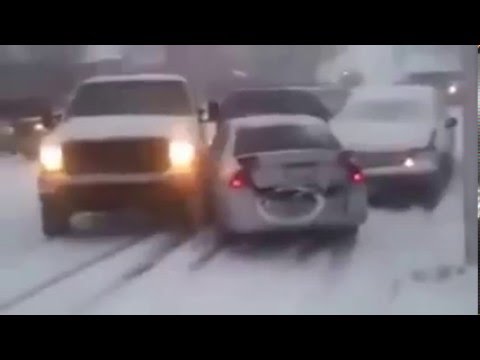 بالفيديو حادث سير مروع بسبب الجليد