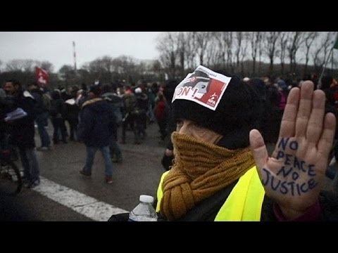 شاهد السلطات الفرنسية تمنع جميع المظاهرات في مدينة كاليه