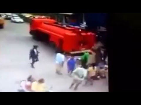 بالفيديو شاحنة تسقط لوحة إعلانات على امرأة