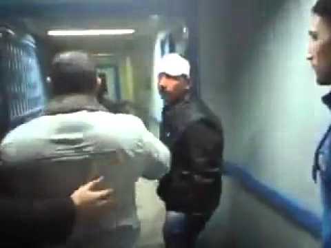 بالفيديو أمين شرطة يشهر سلاحه في وجه أطباء