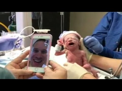بالفيديو رجل يشاهد لحظة ولادة زوجته