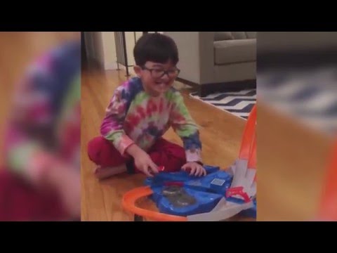بالفيديو طفل يبتكر طريقة لخلع أسنانه بنفسه