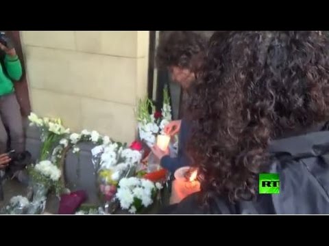 مصريون يضعون زهورًا أمام مبنى السفارة الإيطالية في القاهرة