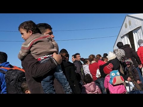 شاهد مقدونيا تبني سياجًا ثانيًا على حدودها مع اليونان