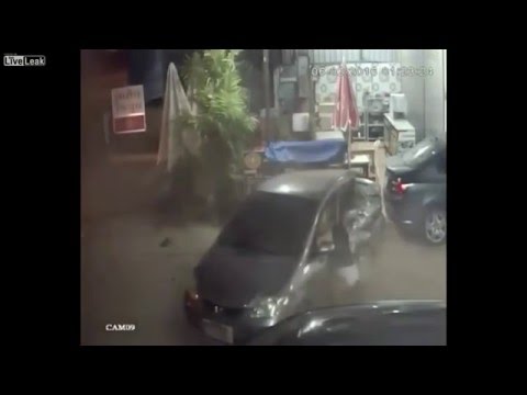 بالفيديو حادث يُطيح بفتاة من نافذة سيارة تقودها