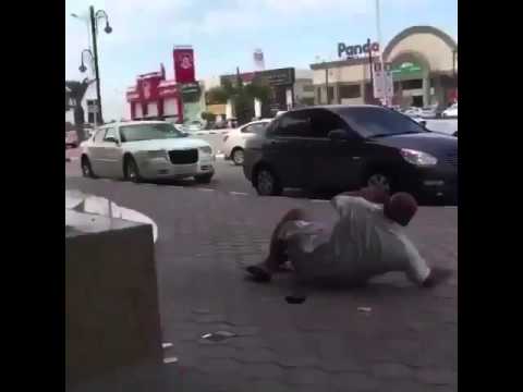 شاهد حارس أمن يعتدي على مواطن كبير بالسن