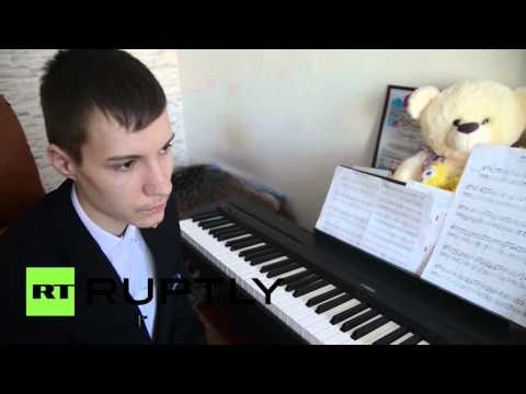 بالفيديوشاب روسى يعزف على البيانو بدون أصابع