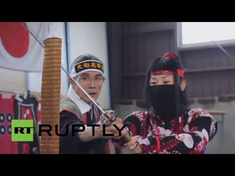 شبان يتدربون على أساليب الفنون القتالية