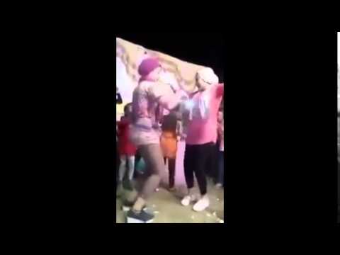 بالفيديو فتاتان تشعلان حفل زفاف