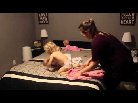 بالفيديو أم تكافح لتلبيس أطفالها الأربعة