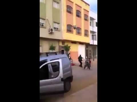 بالفيديو لحظة انتحار شاب من أعلى بناية بالفيديو لحظة انتحار شاب من أعلى بناية