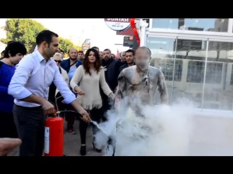 بالفيديو مواطن يحرق نفسه أمام بلدية