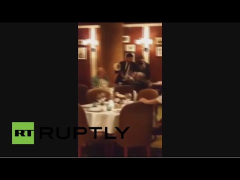 مجهول يلقي قالب حلوى على وجه أحد قادة المعارضة الروسية