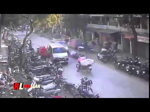 شاهد   سيارة إسعاف تتسبّب بحادث مروع بالهند