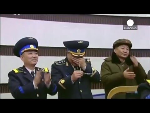 فيديو كيم يونغ أون يشرف على إطلاق صاروخ بطائرته الخاصة