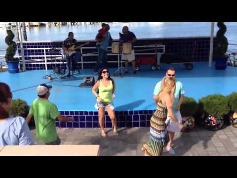 شاهد فتاة مثيرة تشعل الصراع بين رجلين