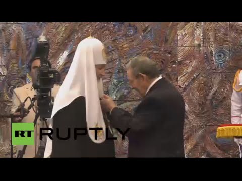 الرئيس الكوبي راؤول كاسترو يمنح وسام خوسيه مارتي الكوبي