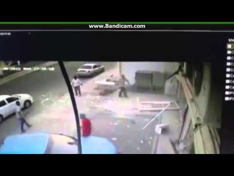 شاهد سيارة تقتحم صالون حلاقة وتقتل شخصين