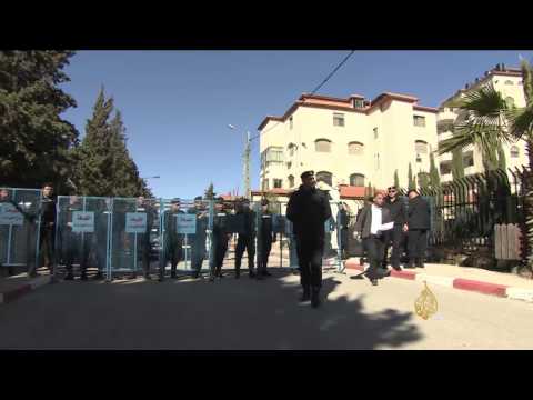 شاهدالسلطة الفلسطينية تعتقل معلمين بسبب الإضراب