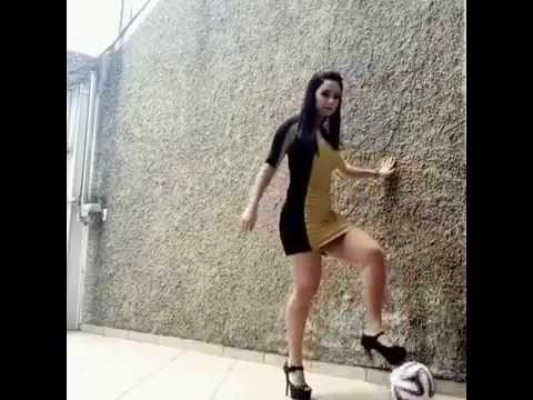 شاهد فتاة تستعرض مهاراتها في كرة القدم