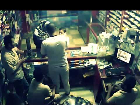 شاهد امرأة مصرية تسرق صيدلية
