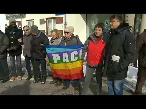 شاهد سلسلة بشرية لنبذ الجدران الفاصلة بين الشعوب