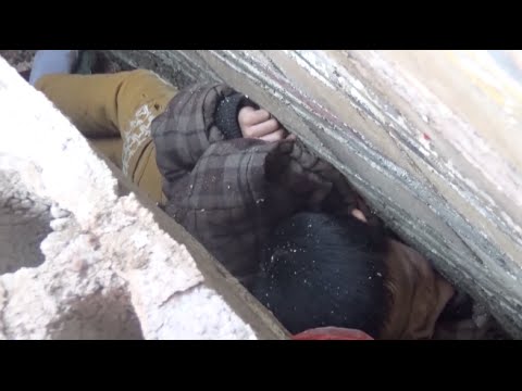 بالفيديو لحظة حصار طفلين في مكان ضيق مساحته 13 سم بين جدارين