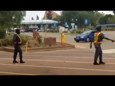 شاهد جنوب إفريقيا تغلق جامعات بسبب أعمال شغب