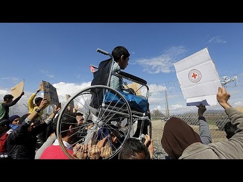 شاهد اليونان تفتح حدودها للآلاف من اللاجئين