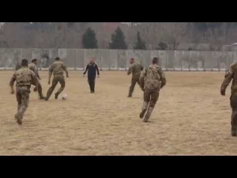 جنود ألمانيا وبريطانيا يلعبون في أفغانستان
